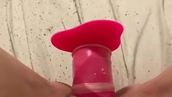 Hija Adolescente Se Complace Con Un Dildo Demasiado Grande