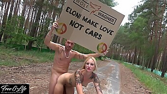 Manifestation En Plein Air Avec Des Naturistes Contre L'Usine Tesla D'Elon Musk À Berlin