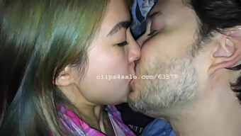 Casal Adolescente Sean E Lily Se Beijam Apaixonadamente