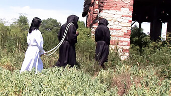 Dois Homens Safados Disciplinam Uma Garota Linda Com Palmadas E Paus Grandes