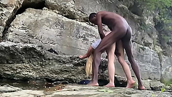 Blacked-Raw Interracial Paar Genießt Leidenschaftliche Begegnung Auf Einer Wanderung