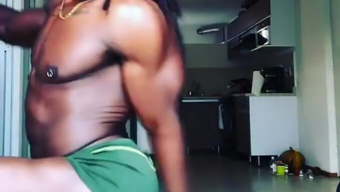 Hombre Afroamericano Hace Twerking Con Grandes Tetas Y Nalgas