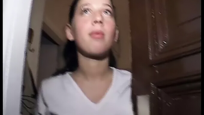 Teen Dívka Si Užívá Drsné Prstění Na Modré Pohovce