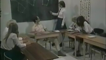 Clases De Sexo De Colegiala Con Una Profesora Viciosa!