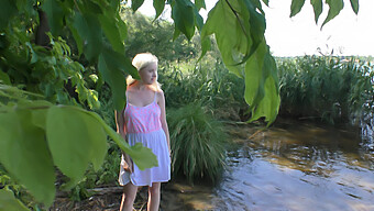 Natuurlijke Blondine Geeft Een Amateur Pijpbeurt En Slikt Sperma Bij Het Meer