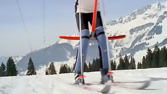 Wintersport Und Sinnliche Freuden In Einem Gruppensex-Video Kombiniert