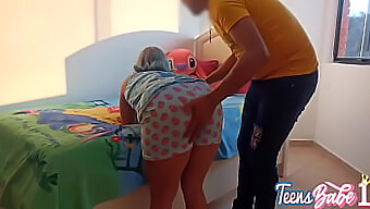 Ayah Tiri Yang Birahi Melakukan Pertemuan Penuh Gairah Dengan Anak Tiri Perempuannya Di Kamar Solo.