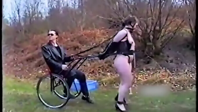 Lesbisk Bdsm Træning Med En Pony Slave