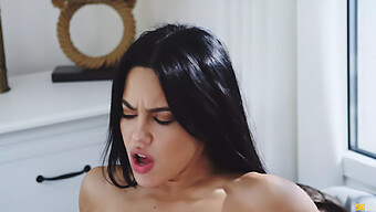 Kỹ Năng Deepthroat Và Phun Nước Của Apolonia Sẽ Khiến Bạn Hết Hơi