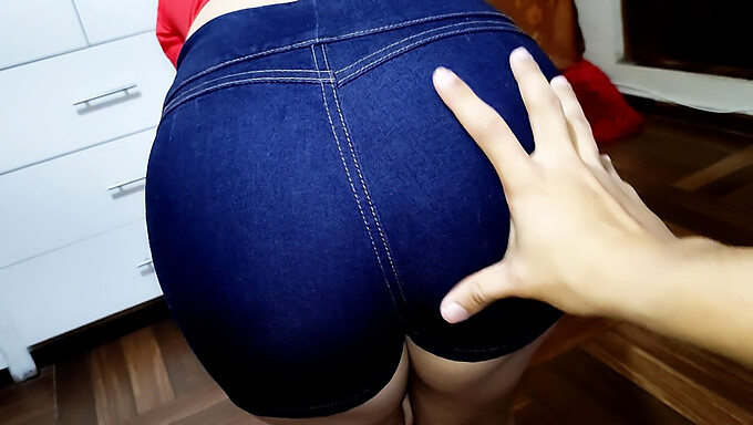 Joven Chica Muestra Nuevos Jeans En Video Casero