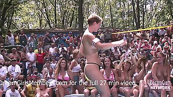 Soutěž V Mokrých A Divokých Bikinách Se Mění V Veřejný Exhibicionismus V Nudistickém Resortu