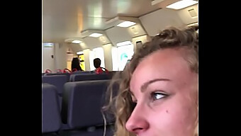 A Adolescente Europeia Emily Faz Oral Em Público E Engole Porra Em Um Trem