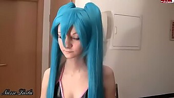 Tysk Tonåring Får Ansiktsbehandling Efter Cosplay-Sex Med Miku Hatsune Hentai