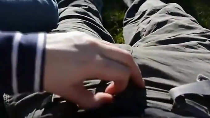 Amatérská Milfka Si Užívá Venkovní Handjob S Orgasmem