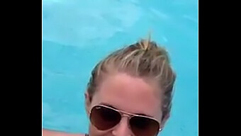 Adolescente Rubia Da Placer Oral Público En La Piscina, Capturada En El Móvil