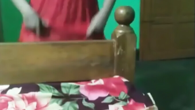 Une Belle Indienne Aux Gros Seins Donne Une Danse De Douche Chaude Sur Des Airs De Bollywood