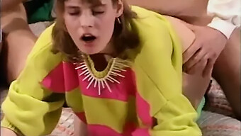 Chica Vintage Traga Semen Y Orina En Este Clásico Video Retro