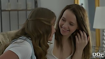 Olivia Grace Y Jacqueline Se Complacen En Un Porno Adolescente Europeo Hardcore