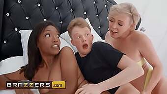 Dee Williams Hat Eine Verdeckte Sexuelle Begegnung Mit Jimmy, Bevor Ihre Stieftochter An Einem Dreier Teilnimmt - Brazzers