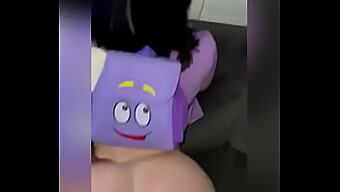 Pertemuan Panas Dora Dengan Pasangan Yang Berpenis Besar