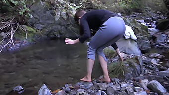 Un Frisson Dans La Rivière Glacée Par Une Journée D'Hiver Glaciale