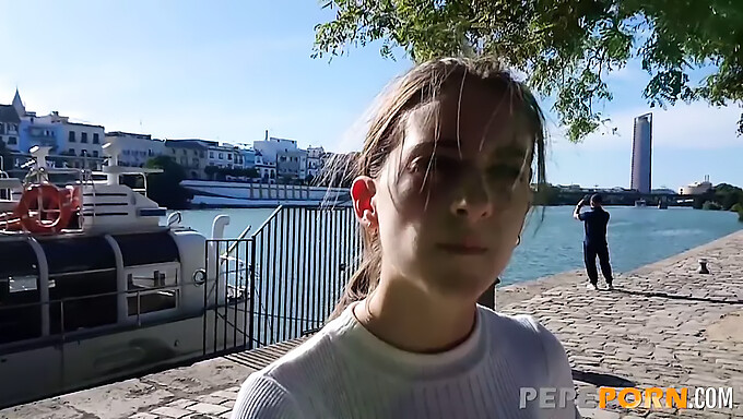 Teen Anita Zažíva Svoj Prvý Trojku S Dvojitým Potešením!