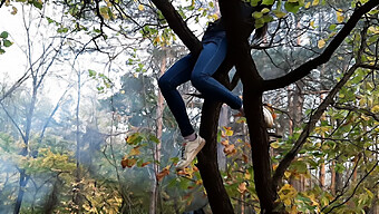 Una Donna Rischia L'Esposizione Pubblica Per Masturbarsi Su Un Albero - Fantasia Lesbica..