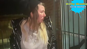 Una Collezione Di Divertimento All'Aperto Con Una Ragazza Di Strada