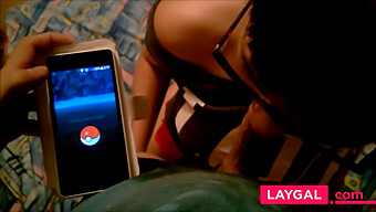 Gadis Remaja Memamerkan Keterampilan Oralnya Saat Bermain Pokemon Go