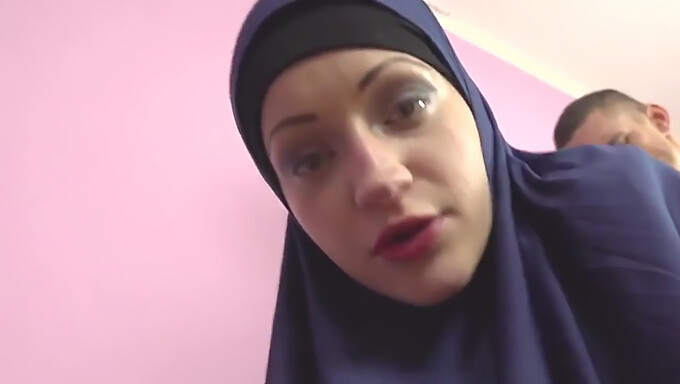 Pov-Video Av En Muslimsk Kvinna Som Arresterats För Att Ha Tittat På Porr