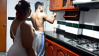 Ibu Amatir Dan Ibu Rumah Tangga Latina Berbokong Besar Berhubungan Seks Di Dapur