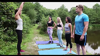 Yogapraktikerin Erlebt Eine Unerwartete Erregung