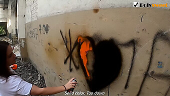 Cặp Đôi Tình Nhân Tham Gia Vào Tình Dục Công Cộng Thông Qua Graffiti