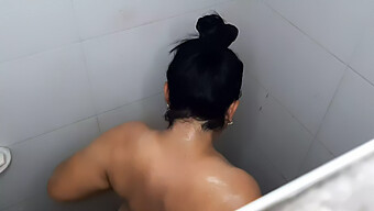 Sesión De Ducha De Chica Asiática Capturada En Cámara