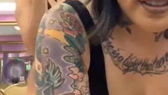 Mulher Asiática Tatuada Dança No Periscope Em Vídeo Caseiro