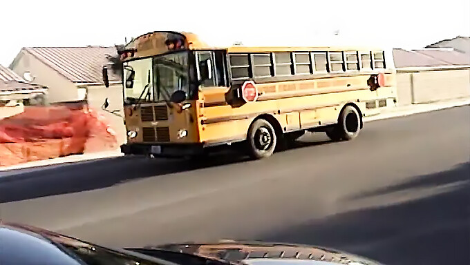 Enseñando A Una Colegiala Morbosa Cómo Hacer Una Mamada