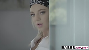 Armăsarul Și Tiffany Watson Joacă Într-Un Videoclip Pov Înflăcărat, Cu Fetițe Tunse Și Slabe