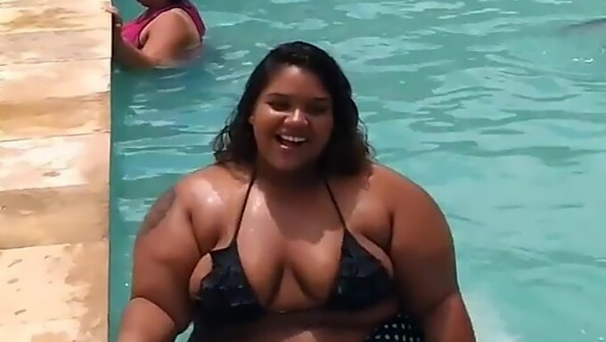 Una Voluptuosa Belleza Negra Con Unas Tetas Grandes Naturales De Una Hermosa Gorda Nadando En La Piscina